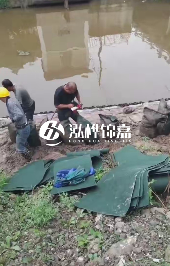 鄭州專(zhuān)業(yè)挖機打木樁-地基加固中挖機打木樁的優(yōu)勢？