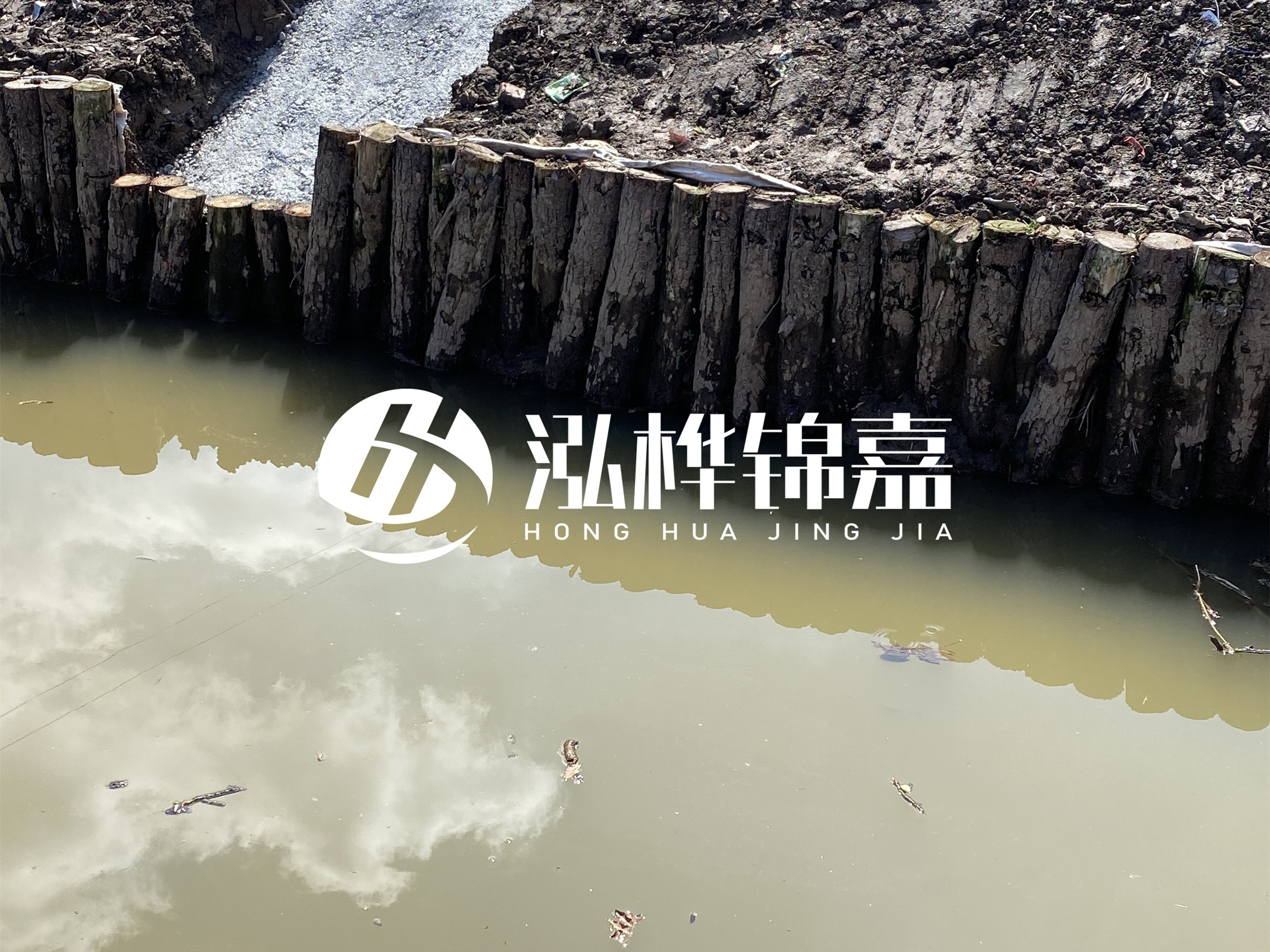 松木樁批發(fā)廠(chǎng)家泓樺錦嘉-打松木樁適合魚(yú)塘加固嗎？