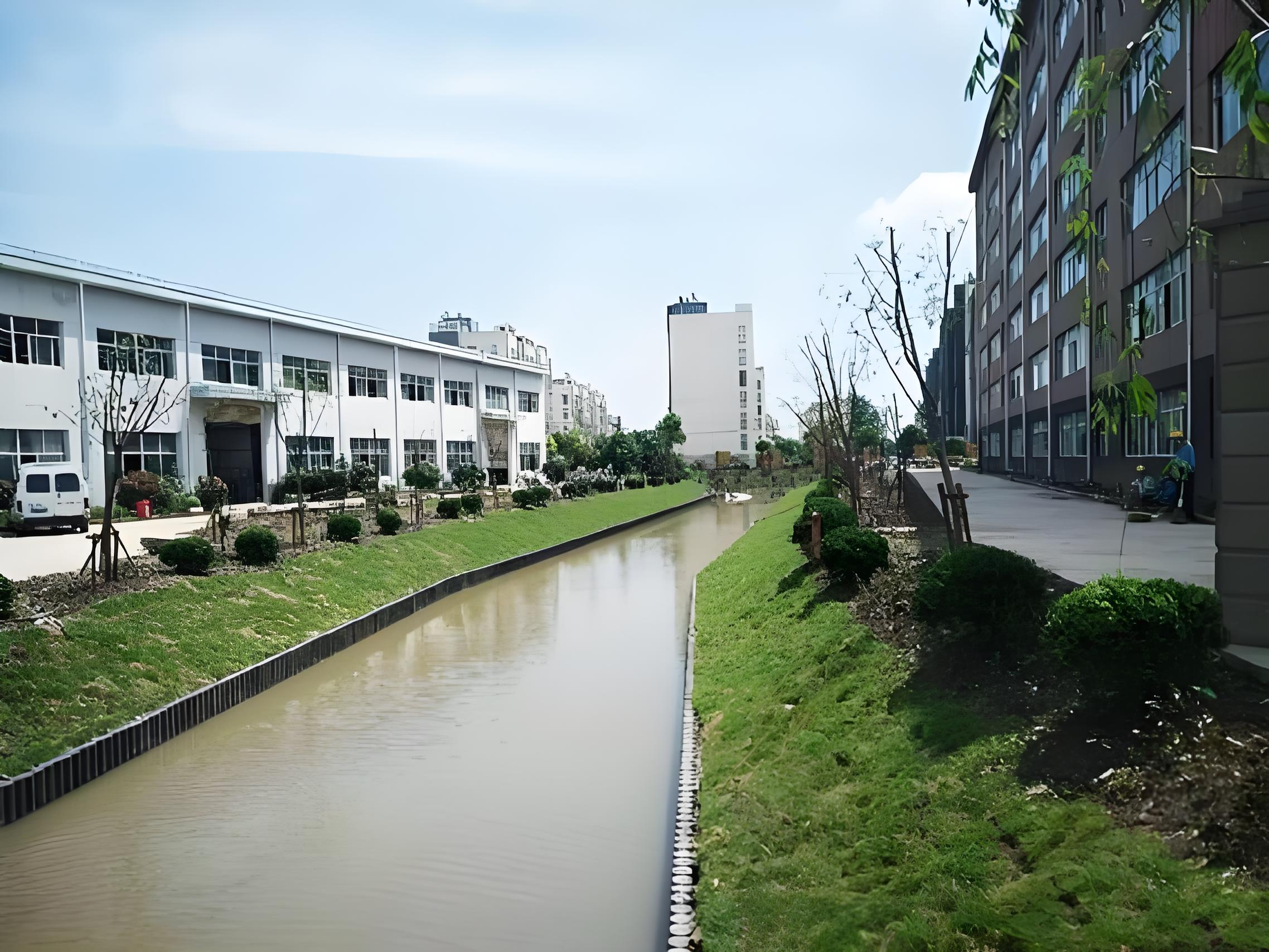 水泥仿木樁廠(chǎng)家泓樺錦嘉 - 河道仿木樁的規格怎么根據河道寬度選？