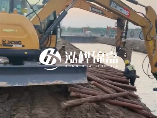 松木樁廠(chǎng)家泓樺錦嘉-4米和6米松木樁分別適合什么工程場(chǎng)景？