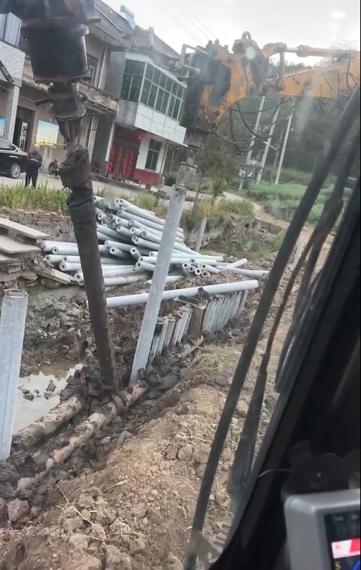 水泥仿木樁廠(chǎng)家泓樺錦嘉-水泥樁打樁是否需要預鉆孔？